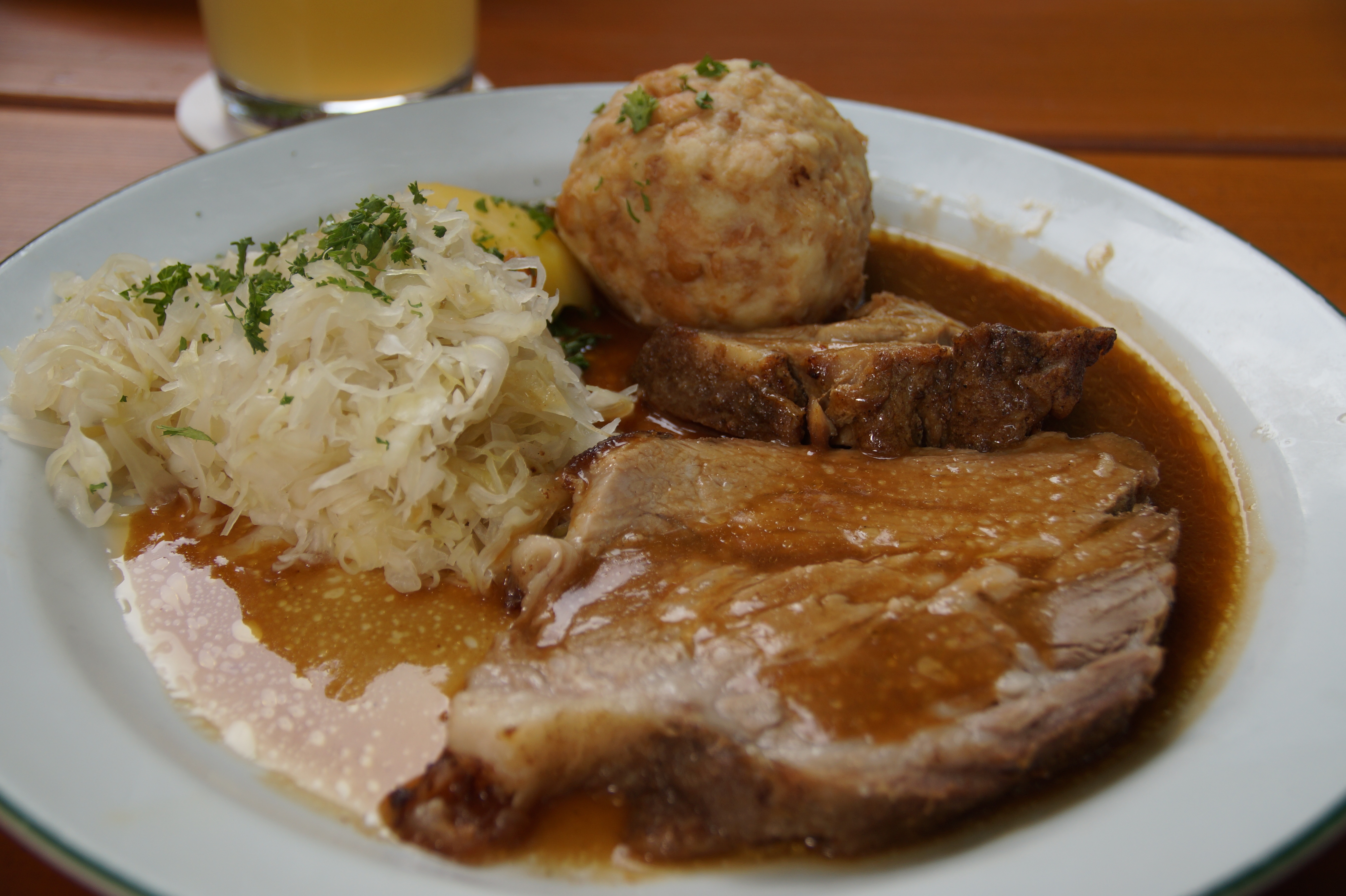 Schweinebraten mit Kloß und Sauerkraut